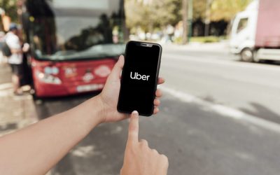 Uber demite 10% da equipe global para investir em robotáxis